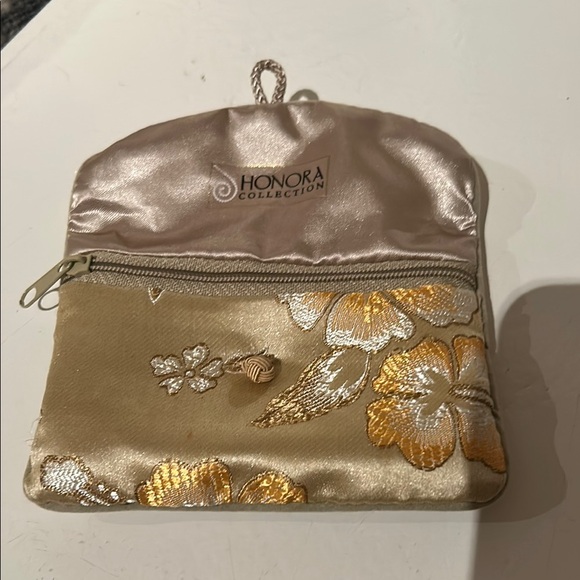 Elegant Pearl Necklace Set - Picture 4 of 8